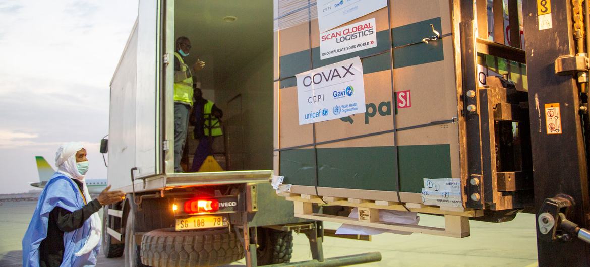 一辆载有新冠疫苗的卡车在毛里塔尼亚机场卸货。