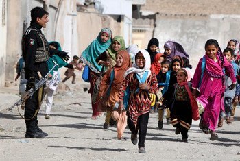 अफ़ग़ानिस्तान में, 15 वर्ष से कम उम्र की कुल लड़कियों में, केवल 20 प्रतिशत ही साक्षर हैं.