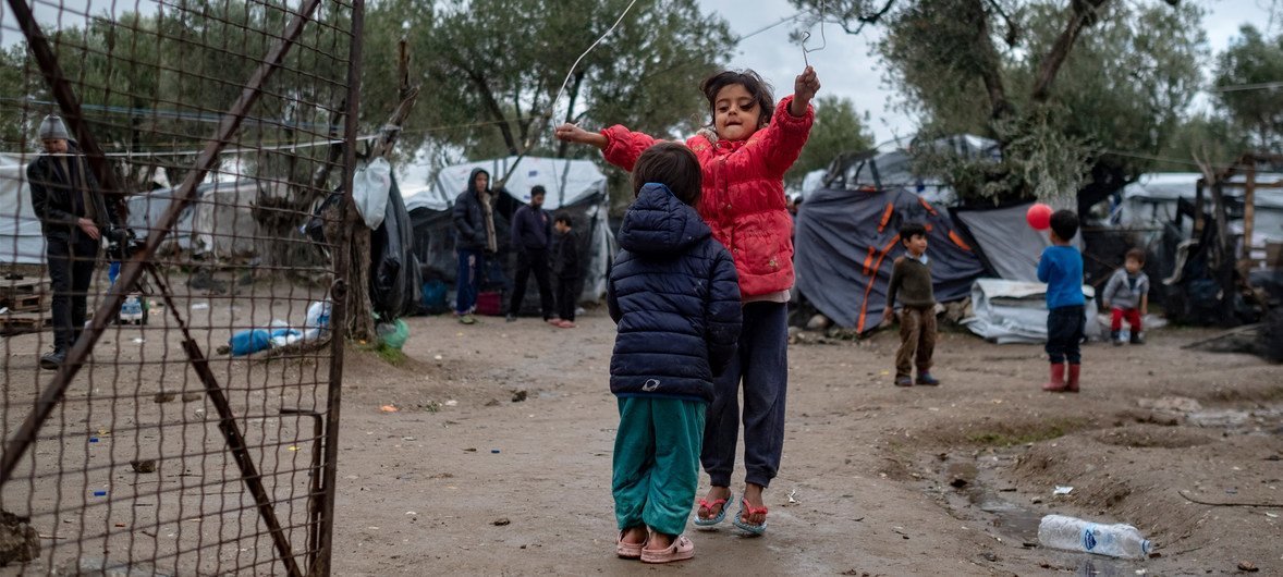 أطفال يلهون بالحبل خارج مركز استقبال في موريا في لسبوس اليونانية، كانون الأول/ديسمبر 2018