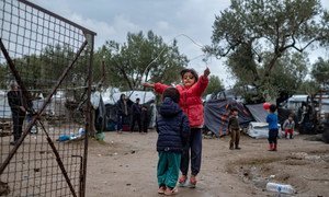 希腊莱斯沃斯岛上的莫里亚（Moria）接待中心门外，难民儿童正在跳绳。