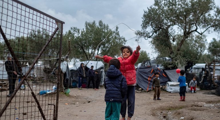 Niños jugando afuera del Centro de Recepción e Identificación de Moria, en la isla griega de Lesbos.