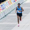 3月1日，39岁的埃塞俄比亚难民跑者约纳斯·金德（Yonas Kinde）创造历史，以2小时24分34秒的成绩成功跑完东京马拉松全程，成为历史上首位参加该项赛事的职业难民运动员。