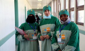 فريق طبي يعالج ناسور الولادة في مستشفى الثورة في اليمن.