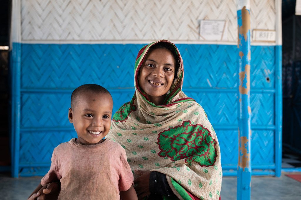 Une mère rohingya et son fils attendent dans un centre de nutrition dans le camp de réfugiés de Cox's Bazar au Bangladesh.