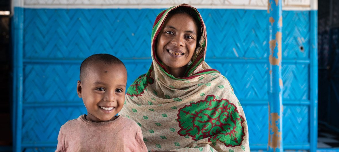Una refugiada rohinya y su hijo en un centro de nutrición en el asentamiento de refugiados de Cox's Bazar en Bangladesh.