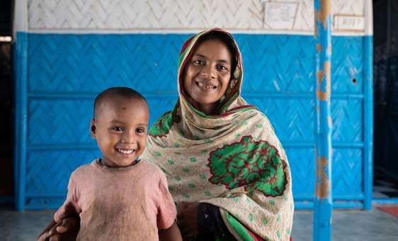 Uma mãe rohingya e seu filho em um assentamento de refugiados de Cox's Bazar, Bangladesh.