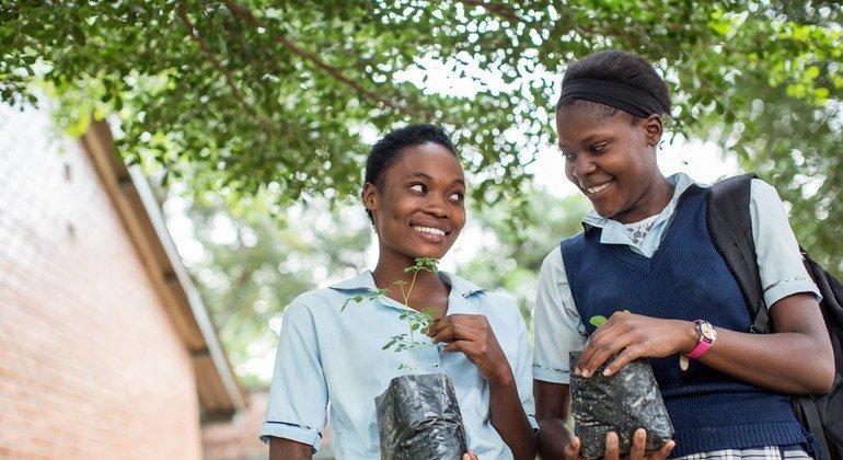 Des adolescentes tiennent des pousses de plantes, à l'école secondaire de filles Matero à Lusaka, en Zambie.