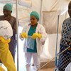 Sous la supervision de la Dre Rokhiatou Babio (au centre), des volontaires font une simulation sur la technique de prélèvement des patients à risque, tout en apprenant à éviter de se contaminer lors de l’exercice.