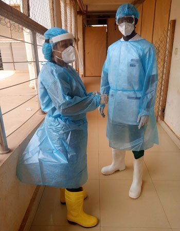 Au Bénin, la Dre Babio (à gauche) et le Dr Amoussouvi se préparent à faire la visite quotidienne de leurs patients.