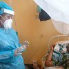 Au Bénin, visite de la Dre Rokhiatou Babio auprès d''un patient hospitalisé pour le rassurer de la bonne évolution de son traitement et s’enquérir de son état de santé.