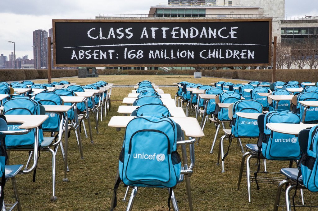 El "Aula de la Pandemia" de UNICEF en la sede de la ONU en Nueva York. Cada pupitre y silla vacíos representan al millón de niños que viven en países donde las escuelas han sido cerradas casi por completo.
