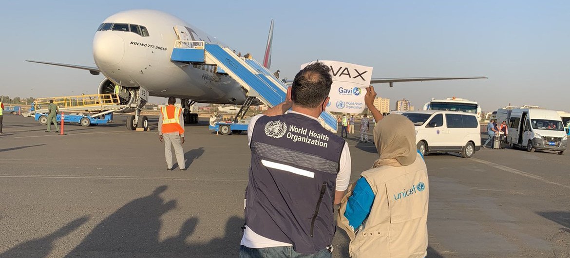 السودان هو أول بلد في منطقة الشرق الأوسط وشمال أفريقيا يتلقى لقاحات كوفيد_19 كجزء من مبادرة كوفاكس لضمان الوصول العادل للجميع.  وصول أول شحنة من اللقاحات إلى مطار الخرطوم الدولي.