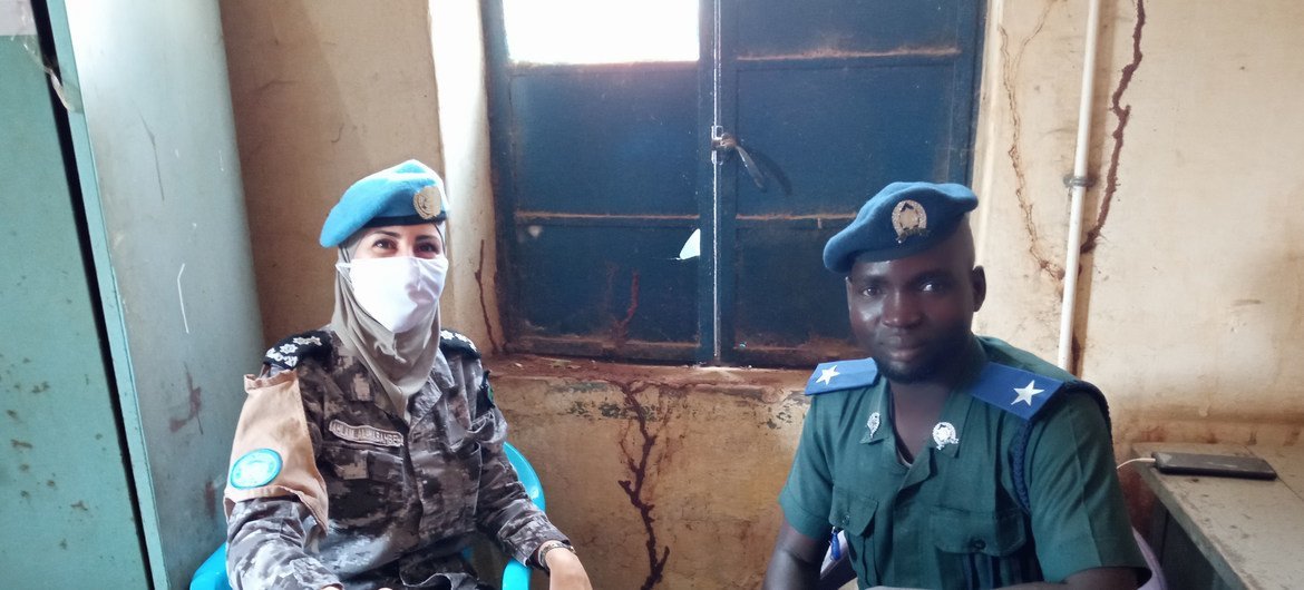 أحلام محمد الهباهبة ضابطة الشرطة في بعثة الأمم المتحدة لحفظ السلام في جنوب السودان أثناء عملها مع الشرطة الوطنية بشأن أفضل الممارسات التي يجب اتباعها عند التحقيق في قضايا العنف الجنسي والعنف القائم على نوع الجنس.