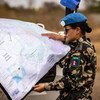 Uma boina-azul do Nepal na missão da ONU no Sudão do Sul, a Unmiss, consulta um mapa durante a patrulha