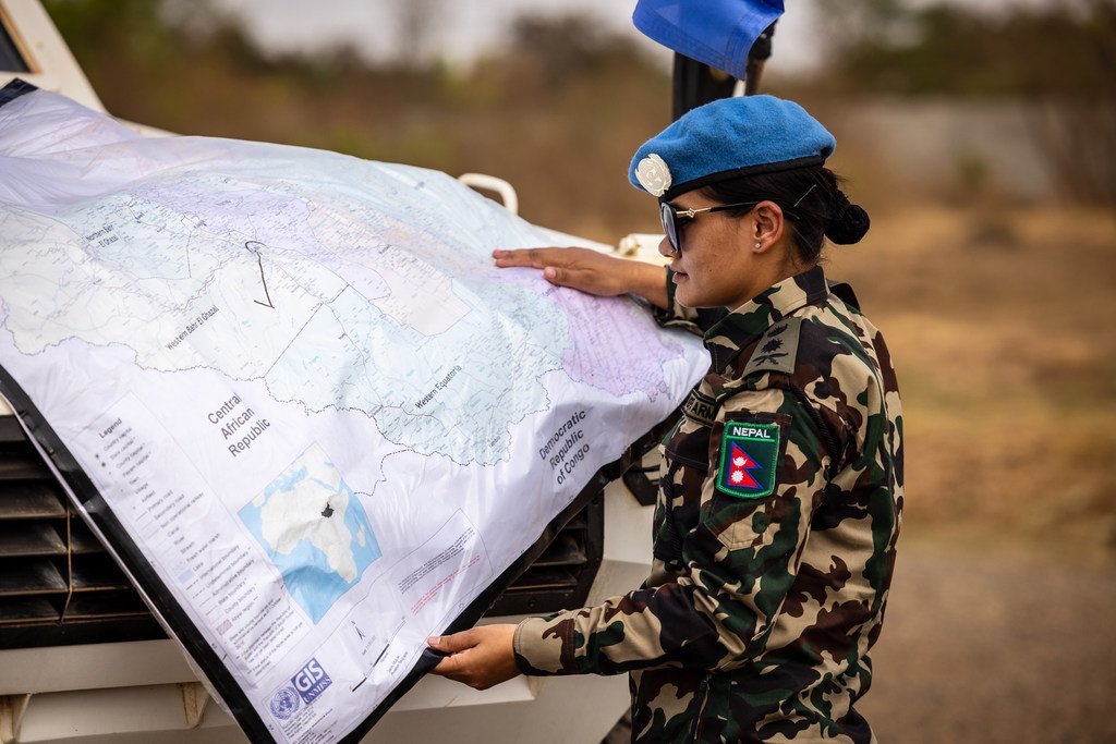 Une femme Casque bleue du Népal, déployée au sein de la Mission des Nations Unies au Soudan du Sud, consulte une carte lors d'une patrouille.