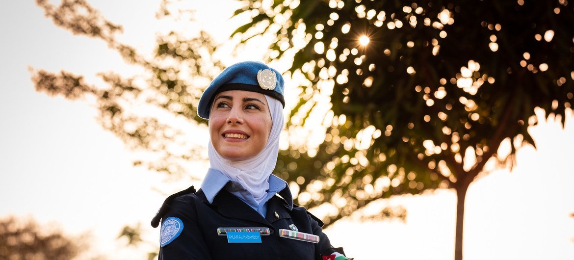 ضابطة الشرطة الأردنية أحلام الهباهبة، تعمل مع فريقها، في بعثة الأمم المتحدة في جنوب السودان، لبناء قدرات الشرطة الوطنية في التعامل مع حالات العنف الجنسي والعنف القائم على النوع الاجتماعي.