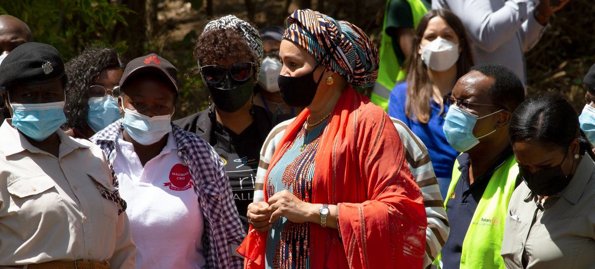 La vicesecretaria general Amina Mohammed visita la iniciativa Adopt-a-River en la escuela primaria Kawangware, Nairobi, para presenciar de primera mano los esfuerzos de restauración del ecosistema.