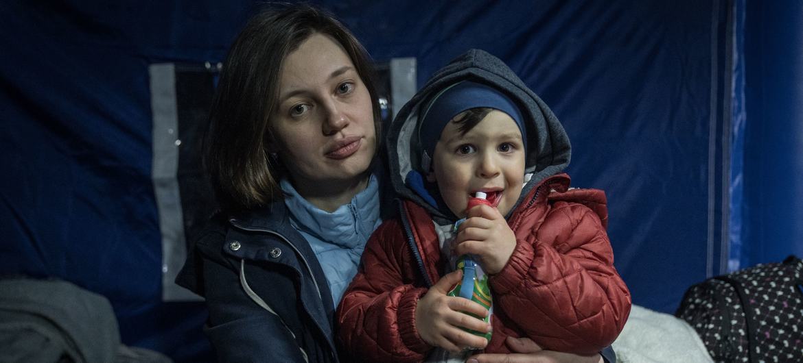 Una mujer y su hijo de dos años salieron de Odessa y entraron en Rumanía por el paso fronterizo de Isaccea.