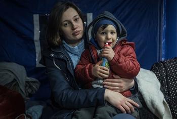 غادرت امرأة وابنها البالغ من العمر عامين أوديسا ودخلوا رومانيا من معبر إيزاكيا الحدودي.