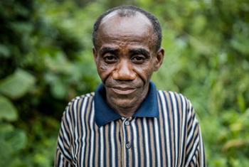 Thomas Aseli, un Mbuti, et sa famille dépendent fortement de la chasse traditionnelle et de la cueillette de produits forestiers pour leur alimentation, leur bien-être et leurs revenus.