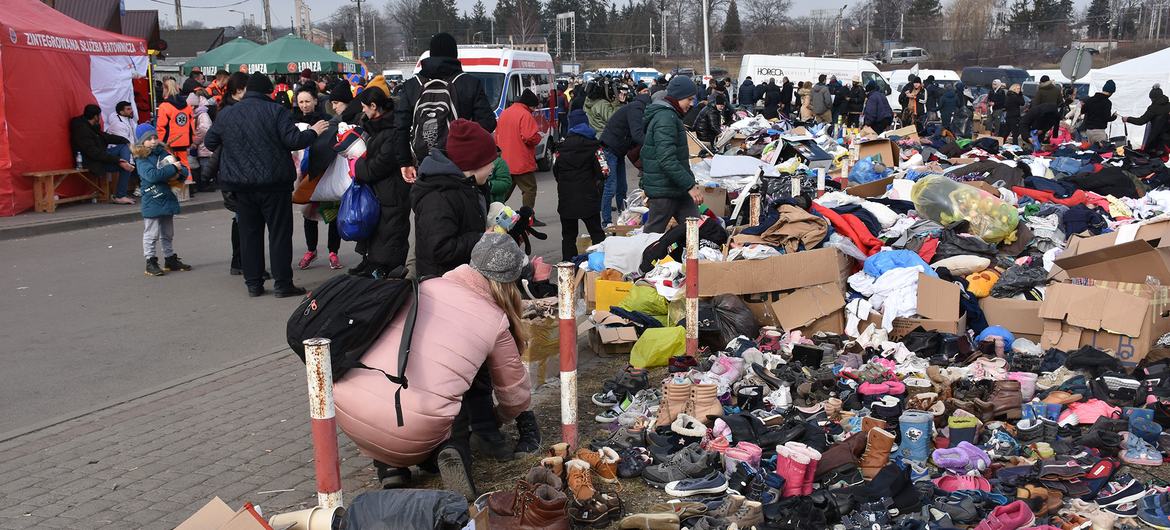Dons de vêtements, de chaussures, de jouets et d'autres articles de base fournis par des citoyens polonais aux réfugiés arrivant d'Ukraine au poste frontière de Medyka.