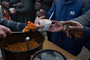 Refugiados da Ucrânia recebem comida depois de cruzar a fronteira para a Polônia