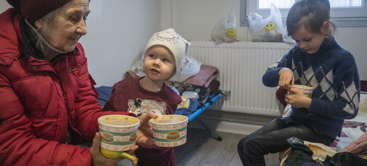 Une Ukrainienne et ses petits-enfants ont franchi la frontière avec la Roumanie, tandis que les parents des enfants ont décidé de rester en Ukraine.   