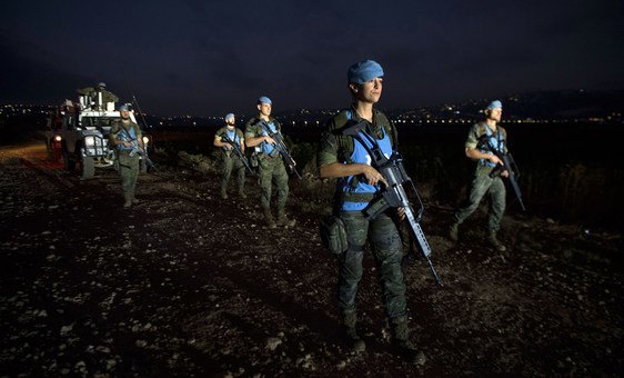 Boinas-azuis espanhois em patrulha em Kafar Kela, no sul do Líbano