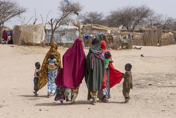 Une famille déplacée marche dans un camp de fortune à Ouallam, au Niger.