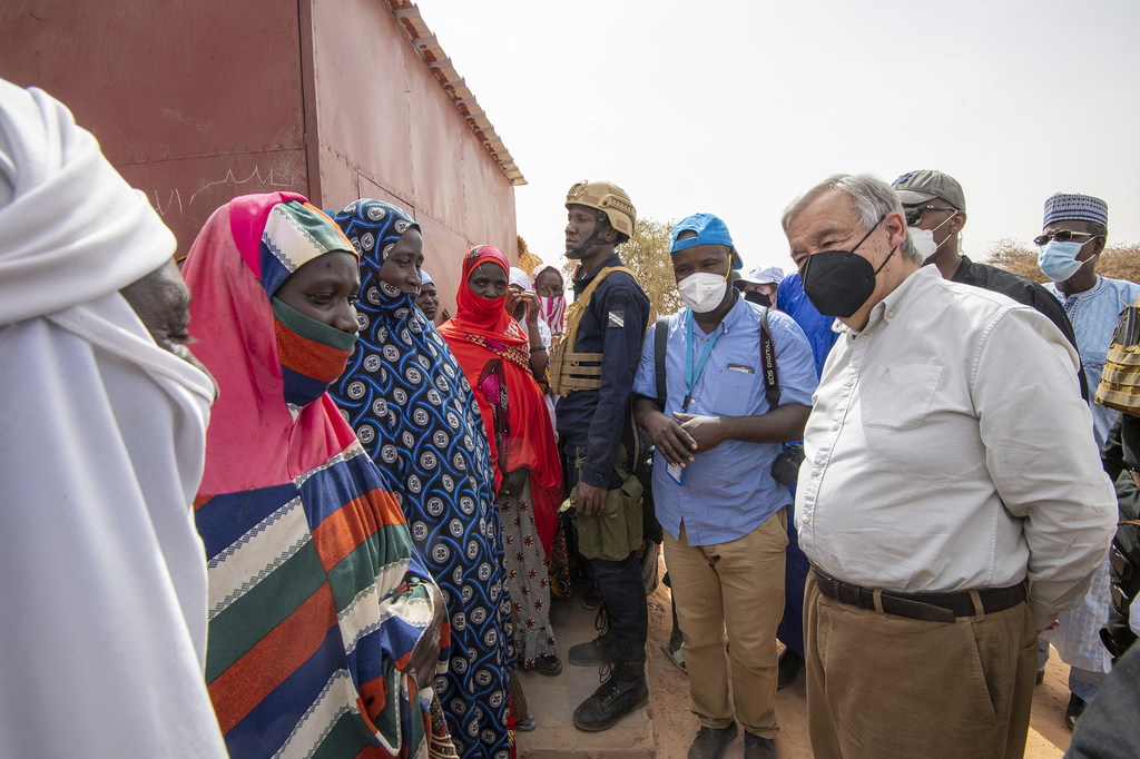 Le Secrétaire général de l'ONU, António Guterres, parle à des femmes déplacées à Ouallam, au Niger.