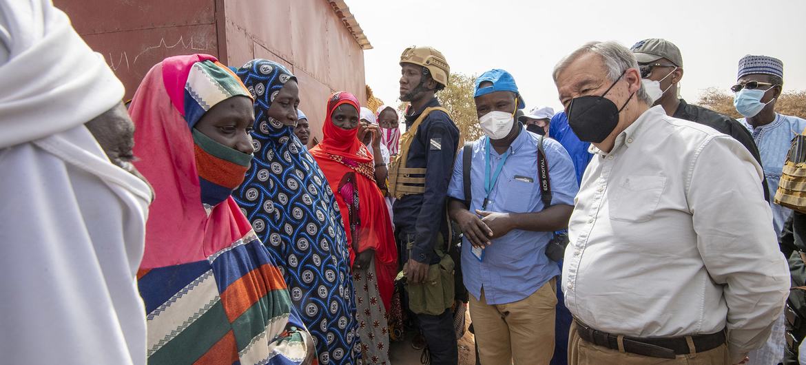 联合国秘书长安东尼奥·古特雷斯在尼日尔的瓦拉姆同流离失所的妇女谈话。