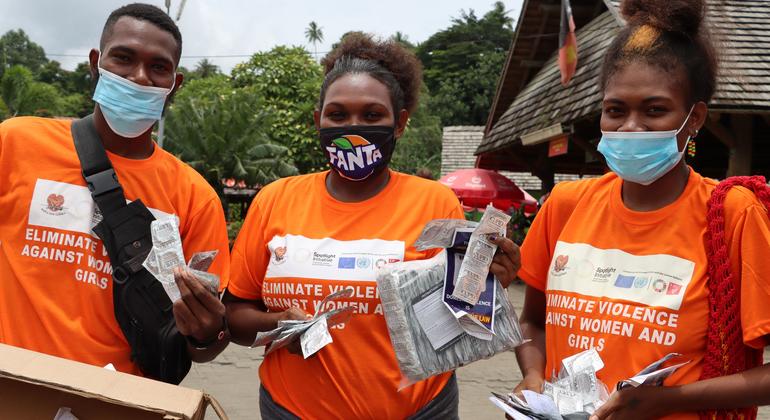 Peer educators from the Family Health Association distribute condoms and sexual and reproductive health information at Kokopo markets, East New Britain.