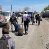مدنيون يغادرون مصنع الصلب في آزوفستال خلال عملية إجلاء نسقتها الأمم المتحدة والصليب الأحمر.