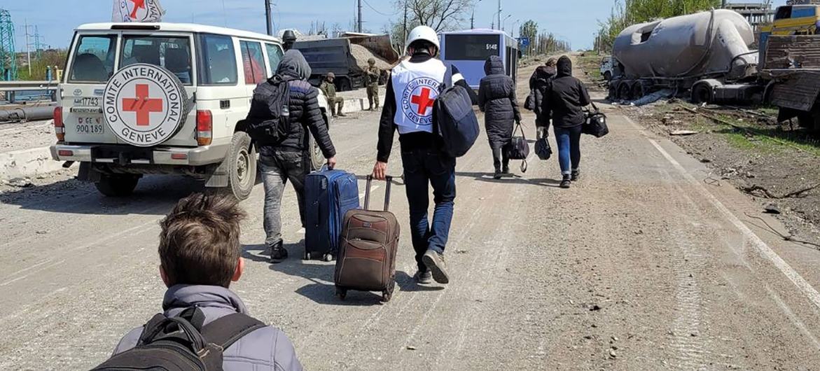Civiles saliendo de la zona de la planta de Azovstal en Mariupol, Ucrania, durante una operación de salvamento de cinco días.