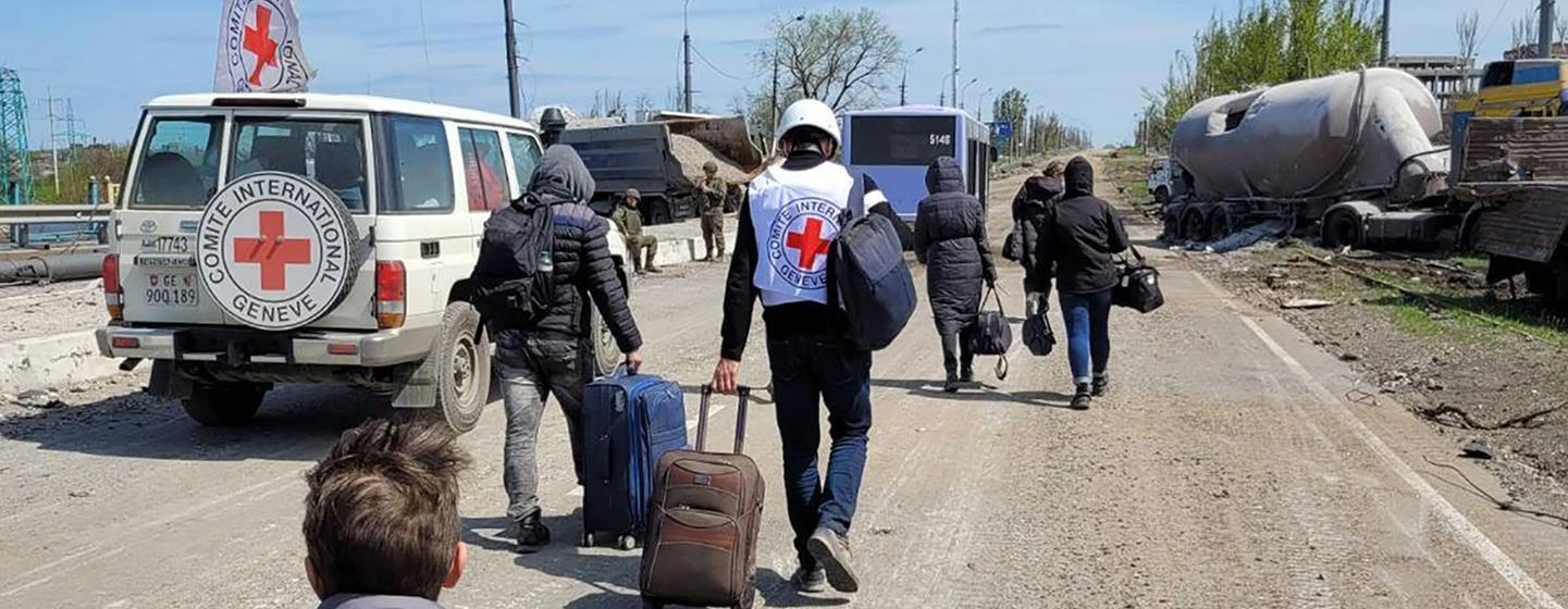 Des civils quittent la zone de l'usine Azovstal à Marioupol, en Ukraine, au cours d'une opération de passage sécurisé de cinq jours.