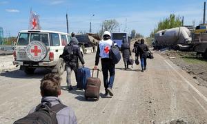 Des civils quittent la zone de l'usine Azovstal à Marioupol, en Ukraine, au cours d'une opération de passage sécurisé de cinq jours.