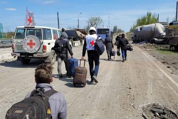 Мирные жители покидают территорию завода «Азовсталь» в Мариуполе, Украина во время операции по их эвакуации