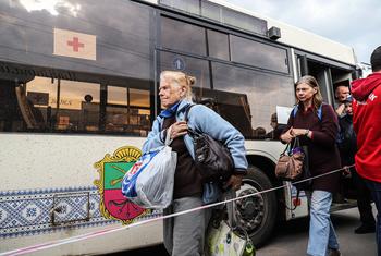 Civis de Mariupol deixam localidade em operação liderada por ONU e Cruz Vermelha. 