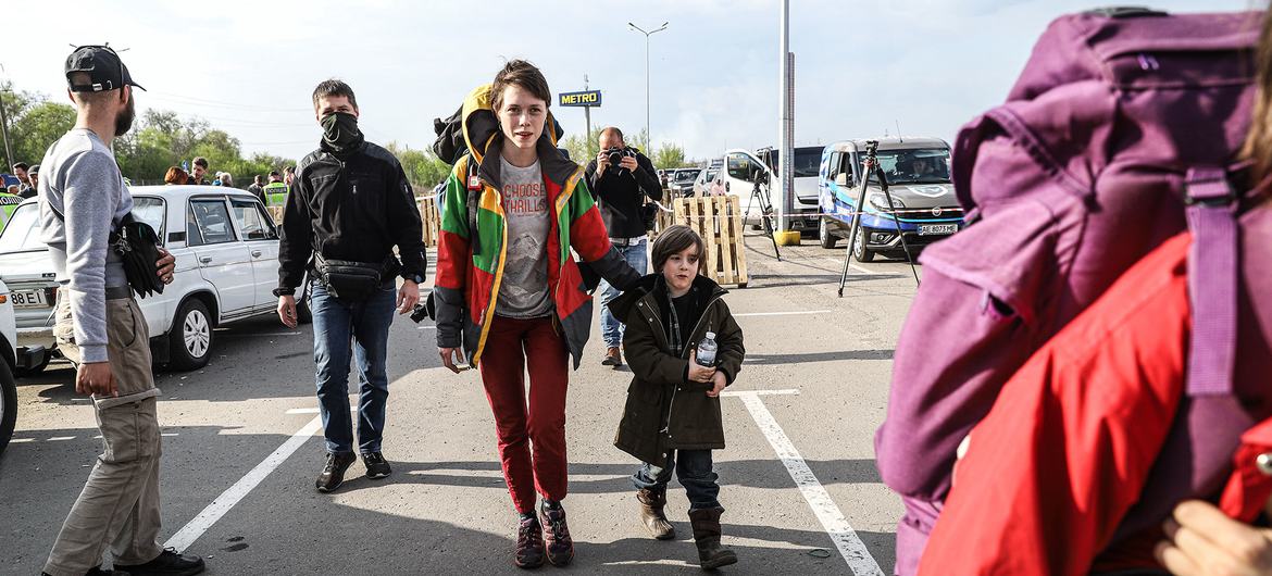 Мирные жители из Мариуполя бегут с металлургического завода «Азовсталь» в Мариуполе в ходе эвакуации под руководством ООН.
