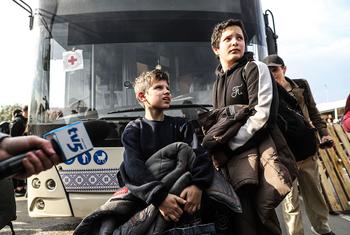 马里乌波尔的平民在联合国领导的疏散中逃离马里乌波尔的亚速钢铁厂。
