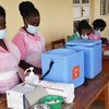 Trabajadoras sanitarias preparándose  para administrar las vacunas COVID-19 en la isla de Bwama, en el lago Bunyonyi ,Uganda 