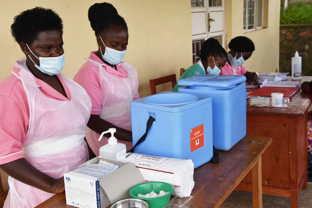 يستعد العاملون الصحيون في جزيرة بواما على بحيرة بونيوني في أوغندا لإعطاء لقاحات COVID-19.