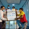 В ООН призывают страны делиться вакцинами. На фото – доставка вакцин в Бангладеш в рамках инициативы COVAX