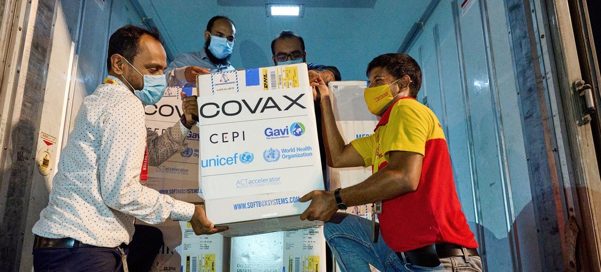 Le Bangladesh reçoit sa première cargaison de vaccins COVID-19 de la part de l'installation COVAX le 31 mai 2021.