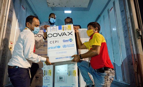 Звезды шоу-бизнеса призывают страны делиться вакцинами. На фото – доставка вакцин в Бангладеш в рамках инициативы COVAX