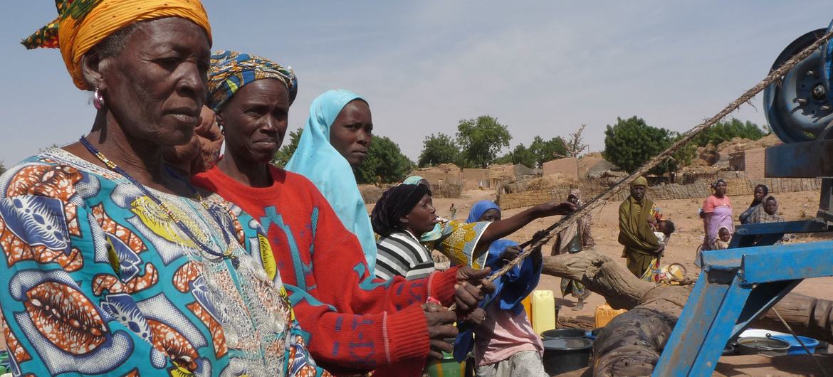 نساء يستخدمن بئر مجتمعي في النيجر