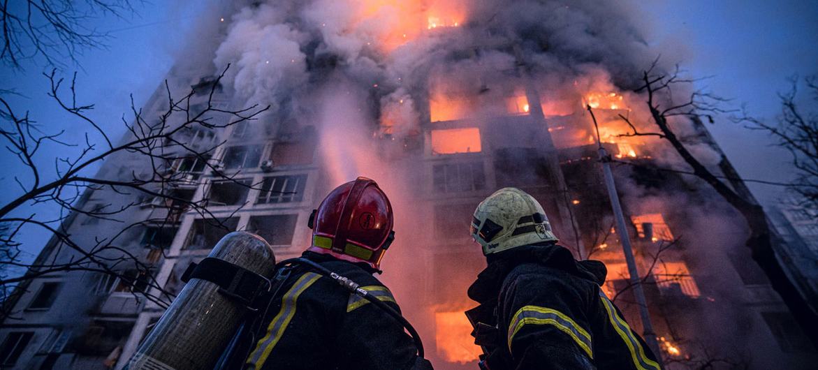 احتراق مبنى سكني بعد تعرضه لقصف في كييف بأوكرانيا. توفي شخصان وأنقذ عمال الطوارئ خمسين شخصًا.