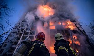 Un bâtiment résidentiel brûle après avoir été bombardé à Kyïv, en Ukraine.