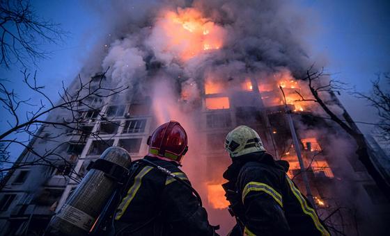 乌克兰基辅，一栋居民楼遭到炮击后燃烧。两人死亡，50人被乌克兰紧急救援人员救出。