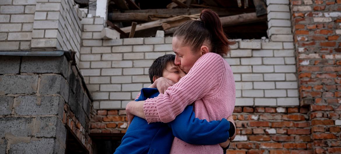 Tras pasar un mes separados, una madre se reúne con su hijo frente a su casa dañada en Novoselivka, a las afueras de Chernihiv (Ucrania).